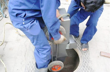 Service of dredging manholes in industrial parks and residential areas