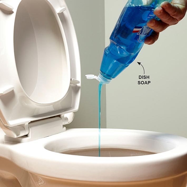 Tips to clear the toilet with dishwashing water is simple but extremely effective